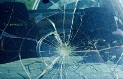 В Шымкенте автомобиль влетел в остановку с детьми, один ребёнок погиб