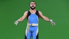 Олимпийский чемпион Ниджат Рагимов станцевал с Ержаном Рашевым на улице в Румынии