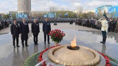 В Астане возложили гирлянды Славы к Вечному огню