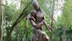 Скульптура матери и обессилевшего от голода ребёнка появилась в Алматы