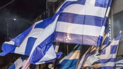 В Афинах прошёл первомайский митинг. Участники были в масках и стояли в двух метрах друг от друга