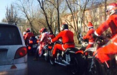 Алматинские байкеры катались по городу в костюмах Дедов Морозов 