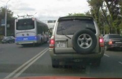 Автобус и троллейбус в Алматы устроили гонки по встречной полосе