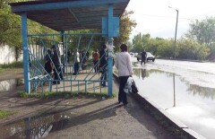 Перевозчики Семея оставили пассажиров без автобусов из-за ям на дорогах