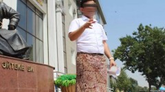 Житель Шымкента, которого суд назвал "гражданкой", устроил протест в юбке