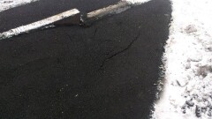 На территории ЭКСПО рабочие укладывали асфальт прямо в снег
