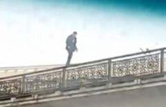 Смертельно опасную прогулку по перилам моста сняли на видео в Караганде