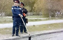 Полицейские Астаны переквалифицировались в асфальтоукладчиков