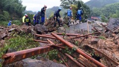 Более 100 человек накрыл оползень в Китае