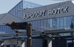 Самолет деформировался после столкновения с автомашиной в аэропорту Якутска