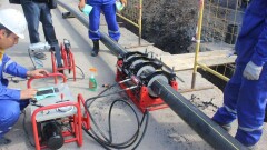 Газовики Алматы меняют стальные трубы на пластиковый аналог