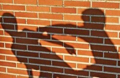 Жительница Шымкента подралась с парнем и набросилась на полицейского