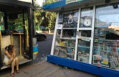 В центре Алматы автобус врезался в газетный киоск 