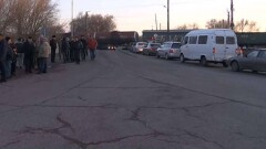 Из-за поездов жители станции Шамалган часами стоят в пробках