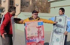 Видеоролик о том, как тенге стал жертвой конфликта между рублём и долларом, появился в сети