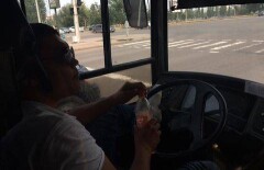 Высунувший ногу из окна водитель автобуса возмутил жителей и гостей Астаны