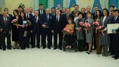 Назарбаев вручил госнаграды. Самал Еслямова удостоена звания заслуженного деятеля культуры