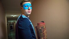 Дерущийся с ковром чудак набирает популярность в интернете