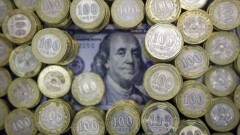 Доллар упал на бирже почти на пять тенге