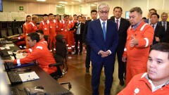 Токаев поздравил нефтяников атырауского завода с рекордом – переработкой 370 тысяч баррелей в сутки