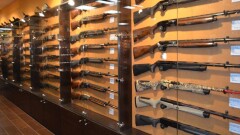 Оружейным магазинам, находящимся в жилых помещениях, дадут 18 месяцев на переезд
