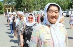 Женщины в белых платках устроили акцию в поддержку жертв теракта в Актобе 