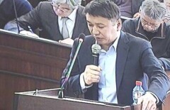 Ермегияев от волнения пролил на себя воду в суде