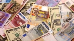 В августе казахстанцы потратили 343 млрд тенге на покупку иностранной валюты