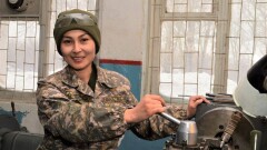 Свобода быть собой: женщина исполнила мечту и стала армейским токарем