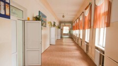 В Атырау из-за нехватки мест школьные коридоры переоборудуют под кабинеты