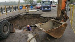 Провал на проезжей части в Алматы: треснули плиты, закрывающие теплотрассу