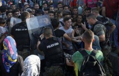 В Македонии около 20 полицейских пострадали в результате столкновения с беженцами