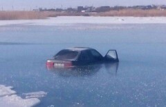 В Балхаше из ушедшей под воду машины вытащили троих рыбаков