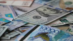 Казахстанцы теряют интерес к американской валюте