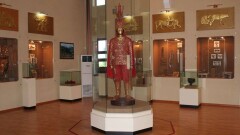 Золотой человек доставлен на выставку в Москве