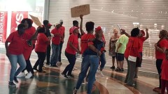 В ЮАР протестующие разгромили магазины H&M из-за скандальной рекламы