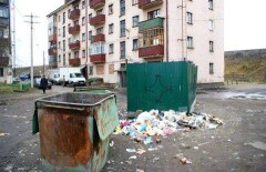 В сети появилось видео, как работники автомойки в Астане сливают грязь в мусорные контейнеры