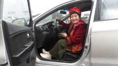 Автокөлік тізгіндеген 77 жастағы әже