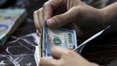 К сезону отпусков спрос на доллары в Казахстане вырос почти в полтора раза