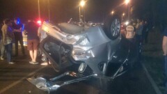 В Алматы машина врезалась в столб и перевернулась