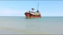 У берегов Актау распиливают севший на мель танкер