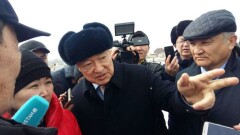Снимать галстуки и идти помогать пострадавшим от паводков посоветовал Даниал Ахметов депутатам Семея 