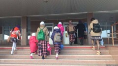 Трёх жителей Актобе арестовали за попытку завести дочерей на урок в платках