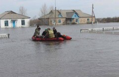 В затопленной Суриковке прорыли 600-метровый ров для откачки воды