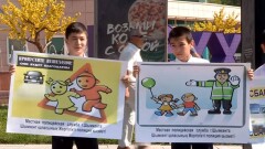 Более сотни школьников Шымкента вышли на улицы с плакатами