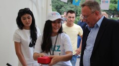 Посол США поинтересовался у робота в Алматы, кто станет президентом Америки