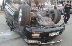 Внедорожник Toyota перевернулся на перекрёстке в Алматы 