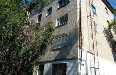 В Актобе жители дома, где уничтожили террористов, показали здание после штурма
