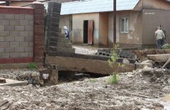 Жители микрорайона Алгабас в Алматы пытаются спасти дома и имущество после ливневых дождей