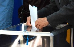 Неспешный массовый вброс бюллетеней сняли на видео в Алматы